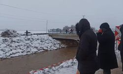 Su kanalına düşe otomobildeki 4 kişi aranıyor