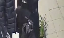 Sultangazi'de Mağaza Önlerinden Kıyafet Hırsızlığı