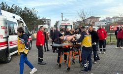 TIR refüjü aşıp minibüse çarptı