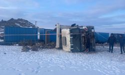 Yük treni kamyona çarptı