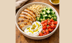 Hem Doyurucu Hem Hafif: 10 Dakikada Hazırlanan Tavuklu Bowl Tarifi