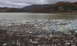 Badovc Baraj Gölü'nün yüzeyi çöp ve atıklarla kaplandı