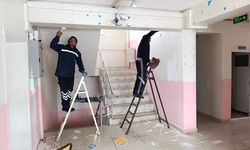 Köy okulunu öğretmen ile veliler onardı