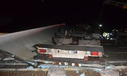 Aksaray'da TIR bariyerlere çarparak devrildi