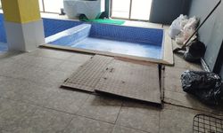 Babasını Havuzun Deposuna Saklamış