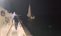 Çanakkale Boğazı'nda sürüklenen tekneye yardım gecikmedi