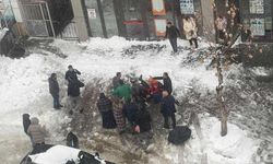 Çatıdan düşen kar kütlesi can aldı