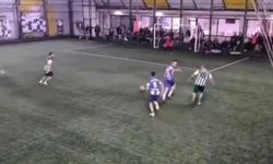 Dili boğazına kaçan futbolcunun yardımına hakem yetişti