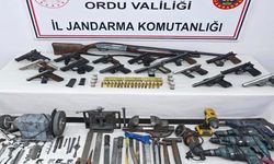 Evinden ruhsatsız tabancalar çıktı