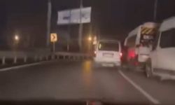 Hafif ticari araç diğer araçlara çarpıp kaçtı