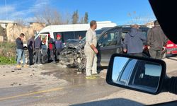 Hafif ticari araç ve servis minibüsü çarpıştı