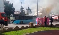 Halk otobüsü durakta alev aldı
