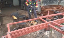 Isınmak için ateşe tiner dökünce yaralandı