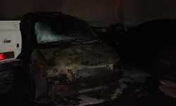 İstanbul'daki otoparkta 5 otomobil alev aldı