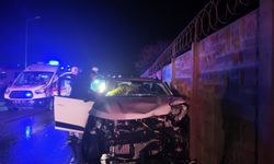 İzmir'de iki otomobiller çarpıştı