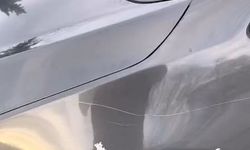 Kesici aletle araçlara zarar verdi