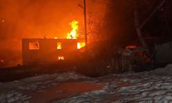 Köy muhtarının evi alev aldı