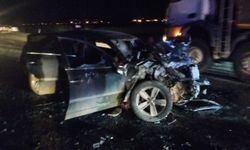 Minibüs ve otomobil kafa kafaya çarpıştı