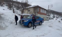 Okula gidemeyen öğrencilerin karnelerini jandarma dağıttı