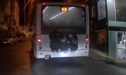 Otobüsün arkasına tutunan çocuklar endişe arattı