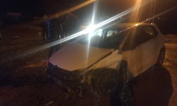 Otomobil, Refüj ile Otomobile Çarptı