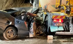 Otomobil ve beton mikseri çarpıştı