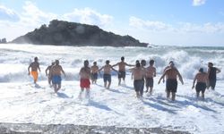 Senenin ilk gününde denizin keyfini çıkardılar