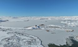 Sivas'ın en büyük gölü buz tuttu
