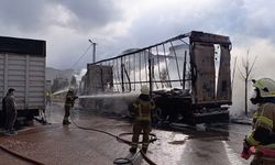 Sünger yüklü TIR'da çıkan yangın, yanındaki dorseye sıçradı