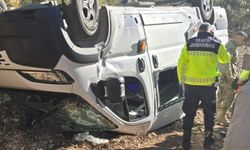 Yayladağı'nda öğrenci servis minibüsü şarampole yuvarlandı