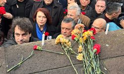 Mumlar yandı, karanfiller bırakıldı: Uğur Mumcu unutulmadı