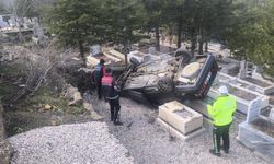 Yozgat'ta otomobil mezarlığa devrildi: 2 yaralı