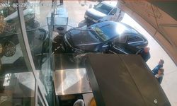 Ankara'da otomobilin pastaneye girdiği anlar kamerada