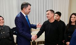Bakan Kurum depremzede ailenin yeni evinde