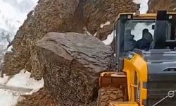 Bitlis'te heyelandan yollar kapandı