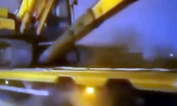 Deprem bölgesine giderken kadranı peçeteyle kapatmış