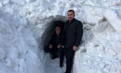 Esnaf dükkanının önüne kardan tünel açtı