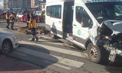 Kayseri'de otomobil ile minibüs çarpıştı: Çok sayıda yaralı var