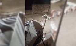 Malatya'da şiddetili rüzgar çatıları uçurdu