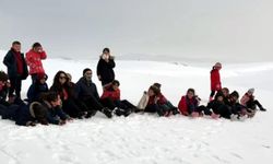 Öğrenciler evlerden getirdikleri tepsilerle kaydılar