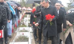 Özgür Özel, depremde hayatını kaybedenlerin mezarlarına karanfil bıraktı