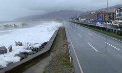 Rize'de dalgalar sahile ulaştı