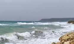 Saros'ta fırtına dev dalgalar oluşturdu