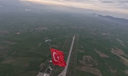 Serbest paraşüt atlayışında Türk bayrağıyla Türkiye rekor