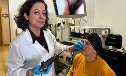 Ses telleri felç olan anneyi doktor kızı iyileştirdi