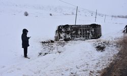 Sivas'ta öğrenci servisi devrildi: 14 yaralı