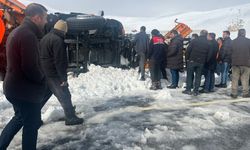 Tendürek Geçidi'nde Kar Küreme Aracı Devrildi