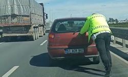 Yolda kalan sürücünün yardımına trafik polisi yetişti