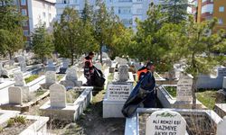 Niğde Belediyesi'nden mezarlık temizliği