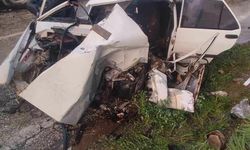 Alaşehir’de otomobil ile TIR çarpıştı: 3 yaralı